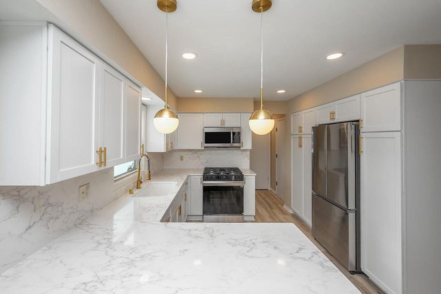 W233N6950 Salem DRIVE, Sussex, WI 53089