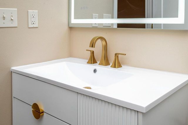 W233N6950 Salem DRIVE, Sussex, WI 53089