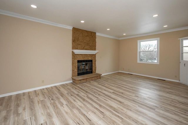 W233N6950 Salem DRIVE, Sussex, WI 53089