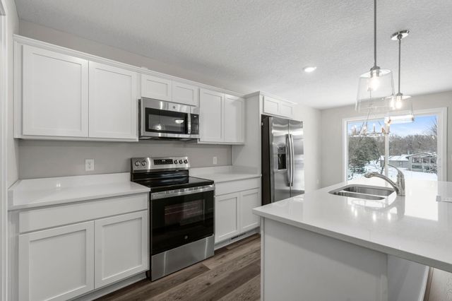 7420 Glengarry Place, Eden Prairie, MN 55344