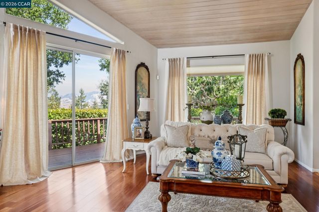 136 Hillcroft Way, Walnut Creek, CA 94597