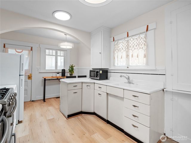 9701 Roosevelt Way NE, Seattle, WA 98115