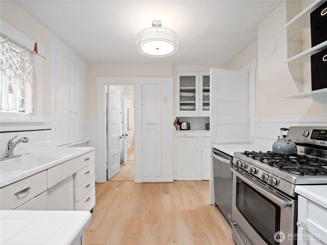 9701 Roosevelt Way NE, Seattle, WA 98115