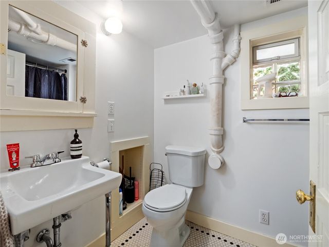 9701 Roosevelt Way NE, Seattle, WA 98115