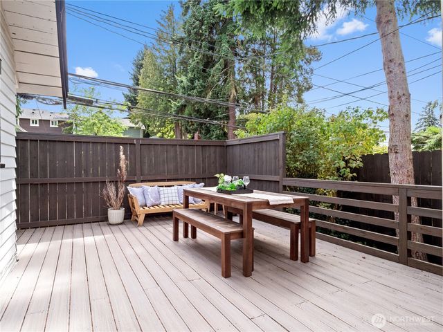 9701 Roosevelt Way NE, Seattle, WA 98115