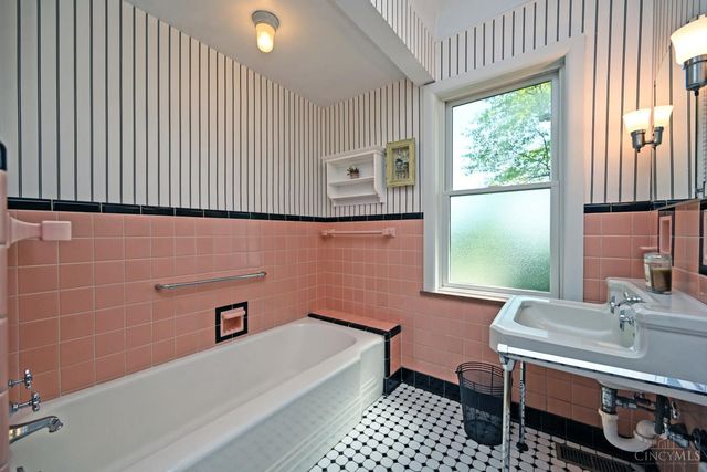 2516 Fairhill Drive, Cincinnati, OH 45239