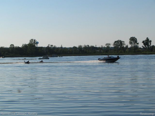 1491 Division Drive, Hartland Township, MI 48353