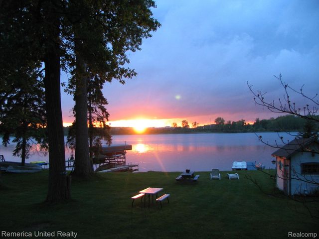 1491 Division Drive, Hartland Township, MI 48353