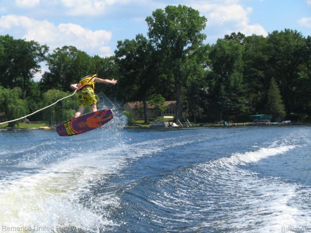 1491 Division Drive, Hartland Township, MI 48353