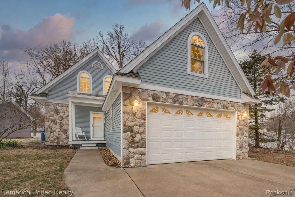 1491 Division Drive, Hartland Township, MI 48353