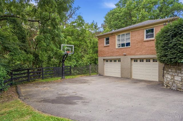 215 Compton Road, Wyoming, OH 45215