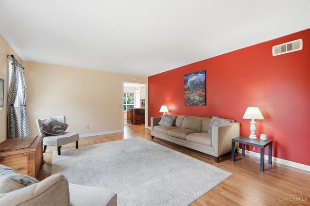 215 Compton Road, Wyoming, OH 45215