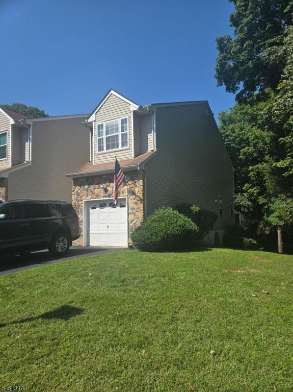 1098 Oakcroft Ln, Franklin Twp., NJ 08873 — exterior
