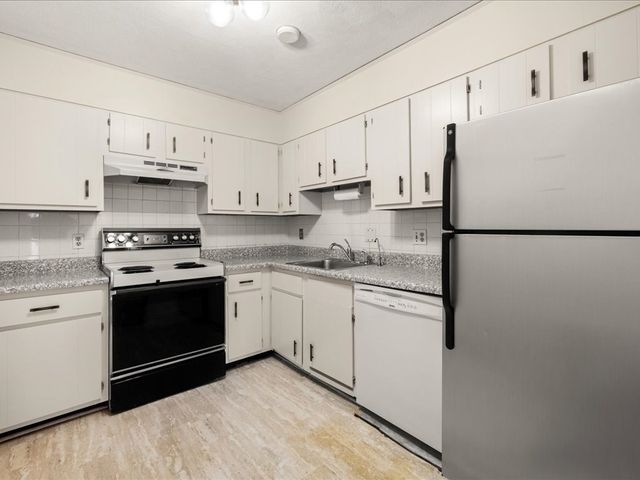 611 Watertown St 14, Newton, MA 02460