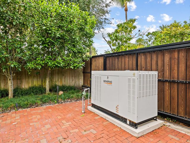 11350 NW 6th St, Plantation, FL 33325