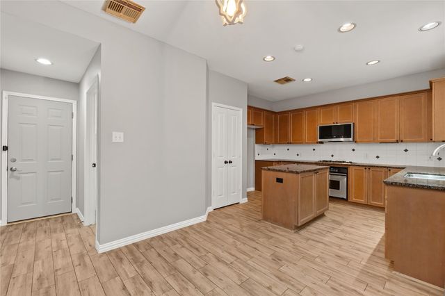 6 Vinca Trail, Spring, TX 77382