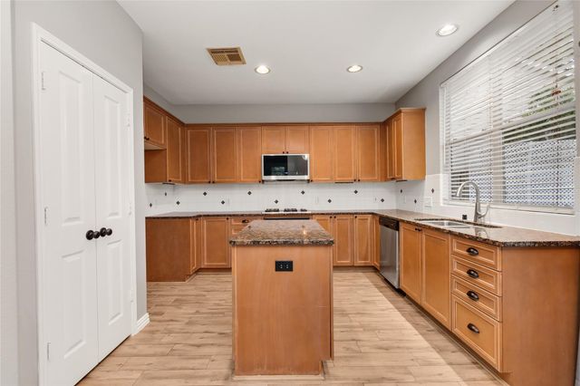 6 Vinca Trail, Spring, TX 77382