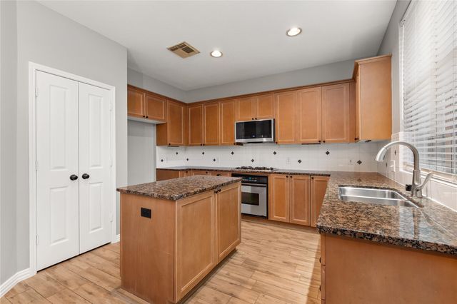 6 Vinca Trail, Spring, TX 77382