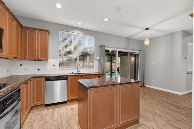 6 Vinca Trail, Spring, TX 77382