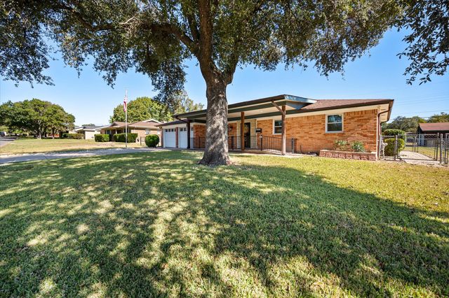 3813 Brookdale Road, Benbrook, TX 76116