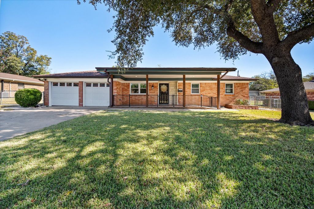 3813 Brookdale Road, Benbrook, TX 76116