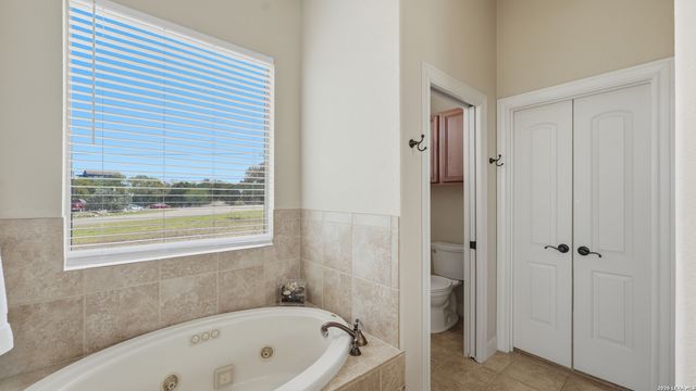 322 Kings Crown, Canyon Lake, TX 78133