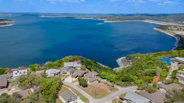 322 Kings Crown, Canyon Lake, TX 78133