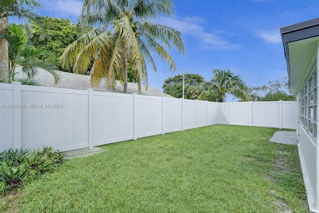 1220 NE 8th St, Pompano Beach, FL 33060