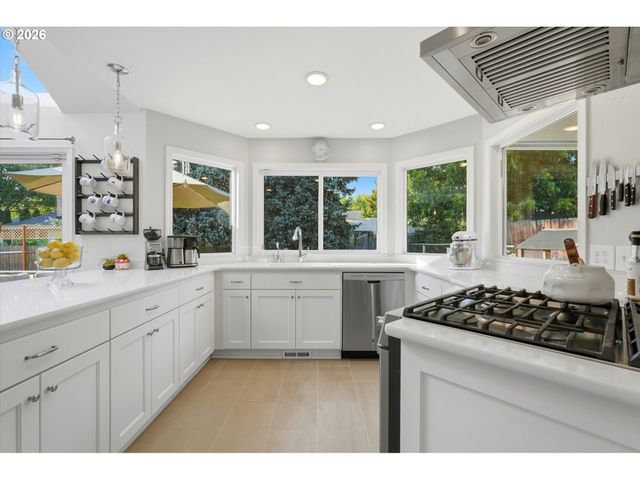 401 E DONALD Ln, Newberg, OR 97132