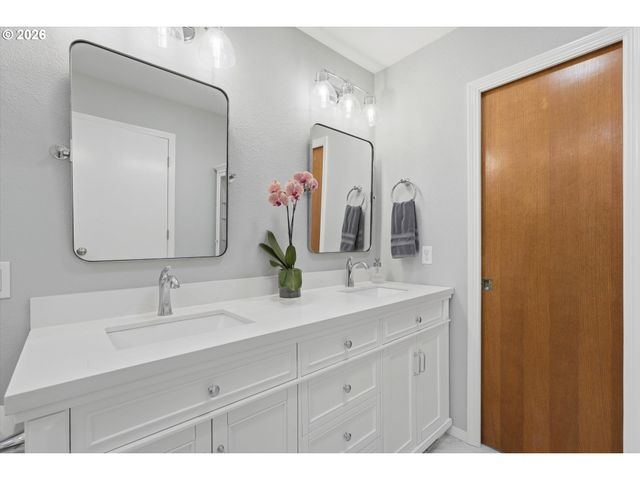 401 E DONALD Ln, Newberg, OR 97132