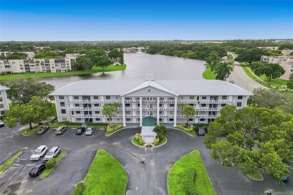 1520 WHITEHALL Drive 202, Davie, FL 33324