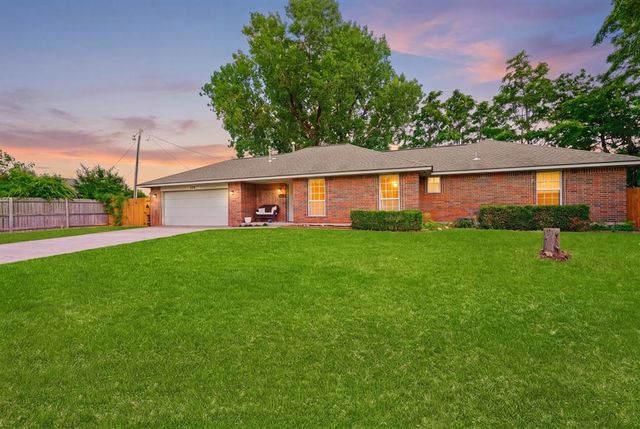 720 NW 8th Street, Moore, OK 73160