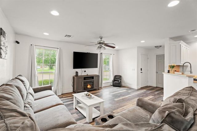 720 NW 8th Street, Moore, OK 73160