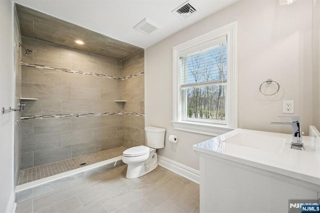 79 Ryerson Avenue, Oakland, NJ 07436