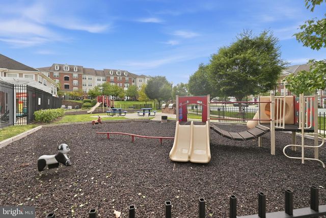 5610 CAPITAL GATEWAY DR, Suitland, MD 20746