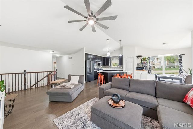 12425 Bur Oak Drive, Maryland Heights, MO 63146