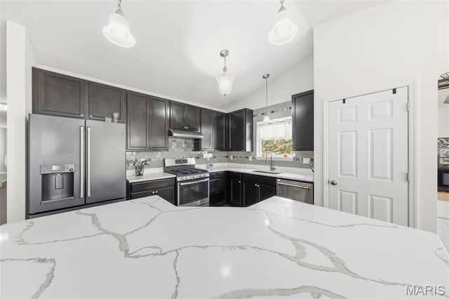 12425 Bur Oak Drive, Maryland Heights, MO 63146