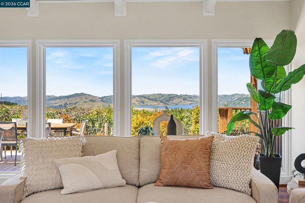 Image 5 of property listing at 3 Camino Del Cielo, Orinda, CA 94563