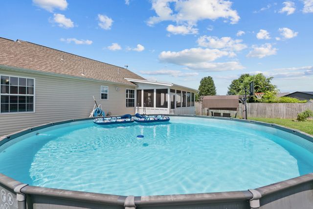1620 Baucom Dr, Columbia, TN 38401