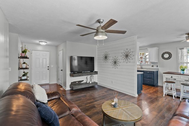 1620 Baucom Dr, Columbia, TN 38401
