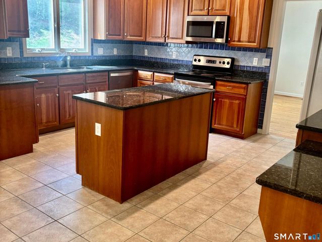 91 Valley View Road, Manchester, CT 06040
