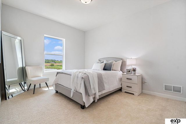 9913 Prospect Street, Papillion, NE 68046