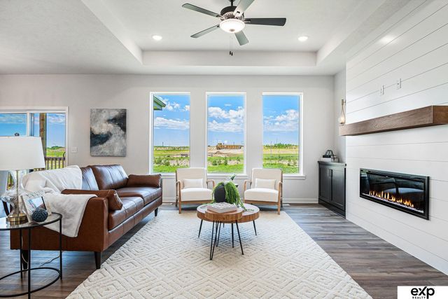 9913 Prospect Street, Papillion, NE 68046