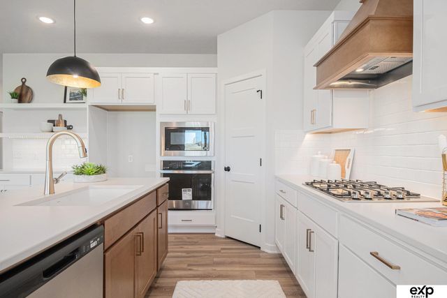 9913 Prospect Street, Papillion, NE 68046