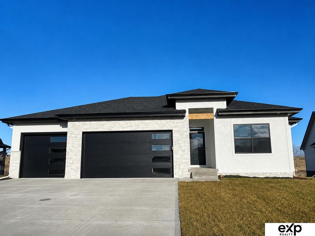 9913 Prospect Street, Papillion, NE 68046