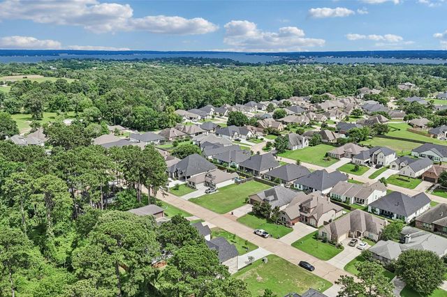 205 Wyndemere Drive, Montgomery, TX 77356