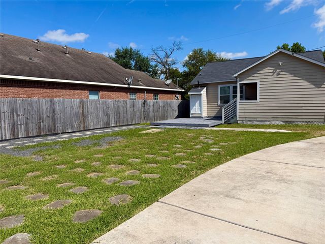 1126 Ryon St A, Houston, TX 77009