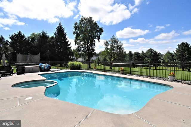 381 HOLLAND RD, Holland, PA 18966