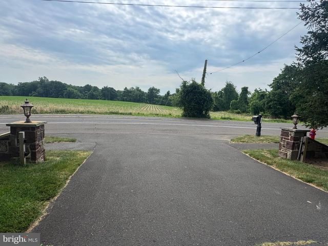 381 HOLLAND RD, Holland, PA 18966