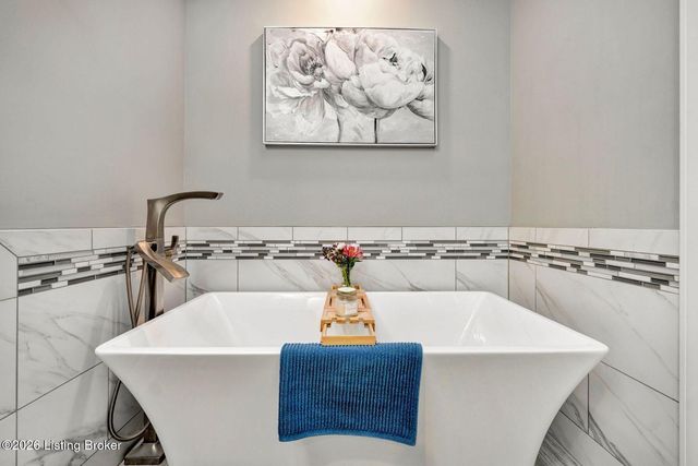 839 Lake Forest Pkwy, Louisville, KY 40245